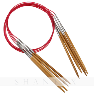 Le tube rouge a carbonisé des aiguilles à tricoter circulaires en bambou réglées pour le fil à tricoter de main
